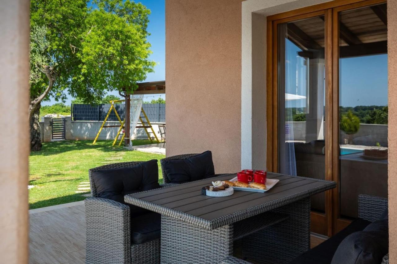 Activity Villa Gita With Pool And Grill In Tinjan Eksteriør billede
