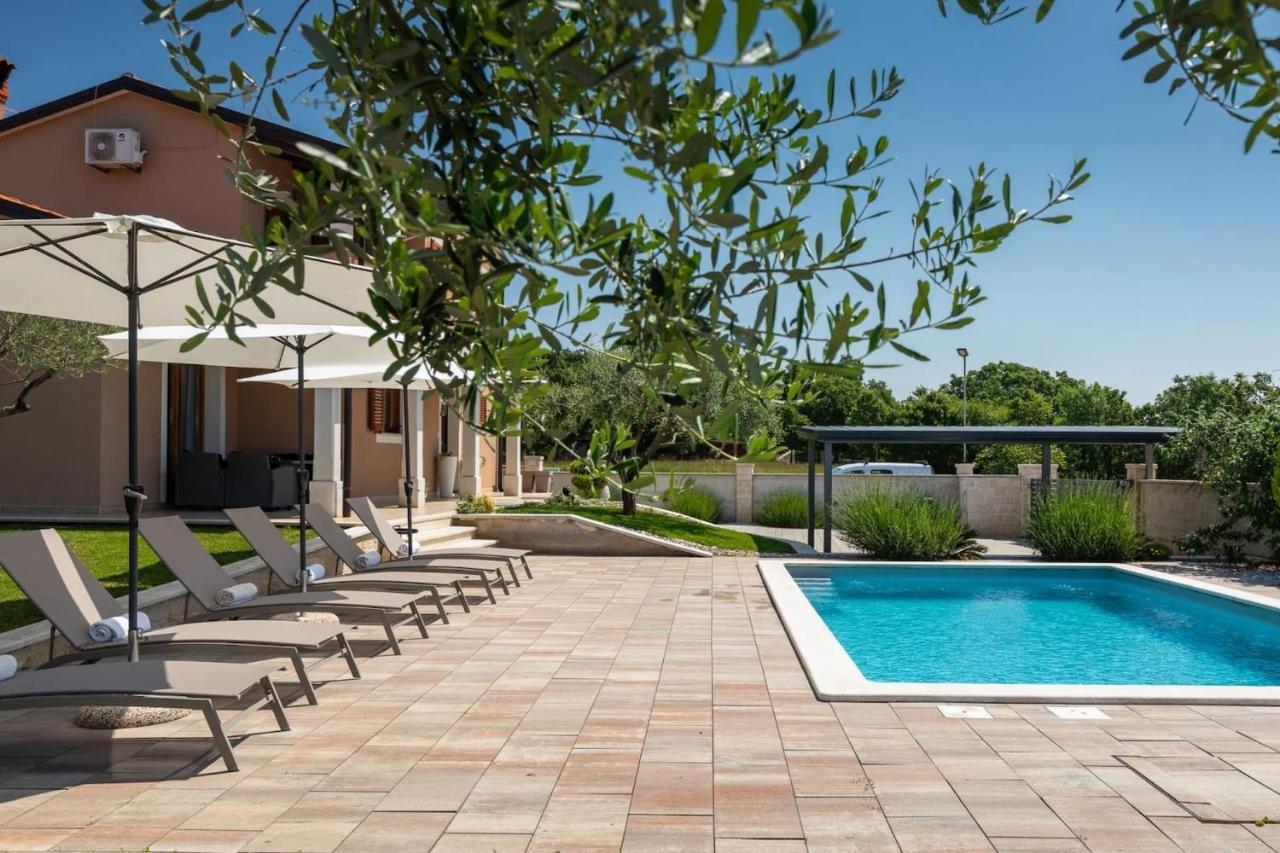 Activity Villa Gita With Pool And Grill In Tinjan Eksteriør billede